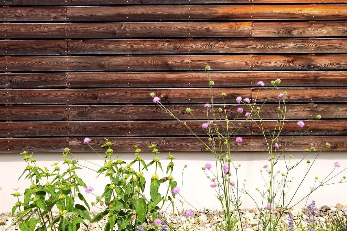 Renovation Cladding Compared: Metal Carved Panels vs Tile, ACP and Render